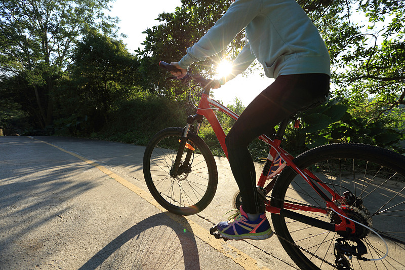 骑自行车,森林,仅一个青年女人,小路,天空,留白,休闲活动,水平画幅,陆用车,早晨