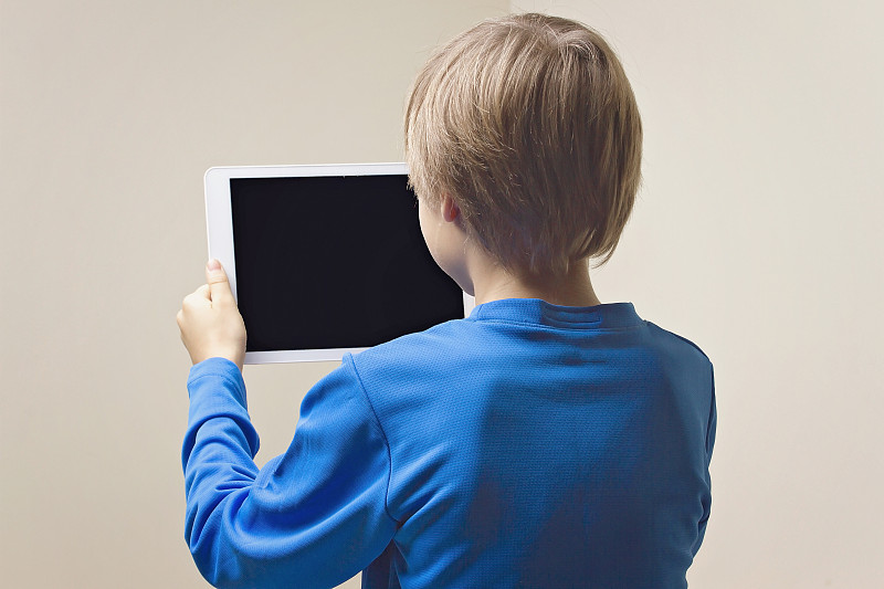 背面视角,儿童,平板电脑,数字化显示,水平画幅,进行中,智慧,计算机软件,白人,特写