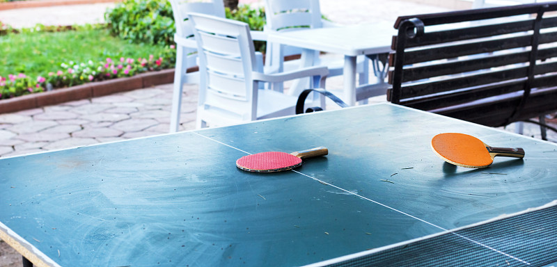 乒乓球,乒乓球桌,网球运动,成一排,桌子,水平画幅,木制,无人,蓝色,全景
