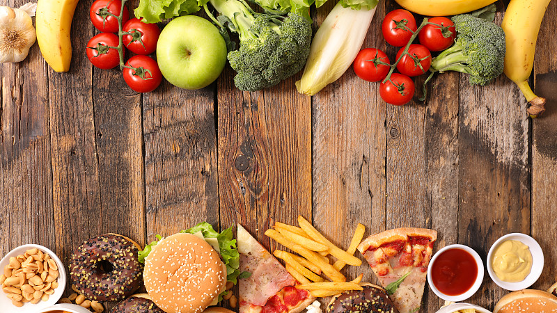 健康食物,不健康食物,水平画幅,高视角,膳食,精制土豆,反差,牛肉汉堡,炸薯条,蔬菜