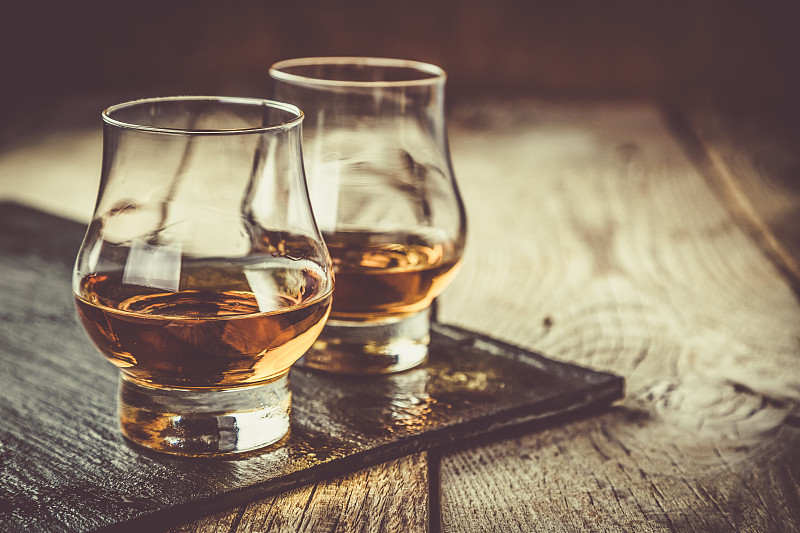 威士忌,玻璃杯,冰块,留白,褐色,水平画幅,无人,古老的,古典式,含酒精饮料