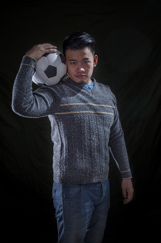 男人,足球运动,热情,黑色背景,正装照片,足球比赛,国际足球队,足球运动员,垂直画幅,球