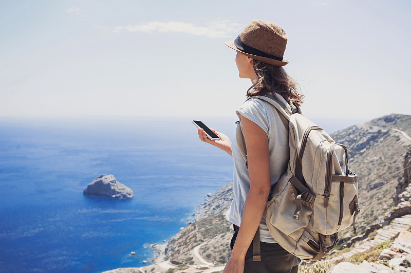 智能手机,青年女人,背包族,旅行者,看,徒步旅行,海滩,旅途,背包,夏天