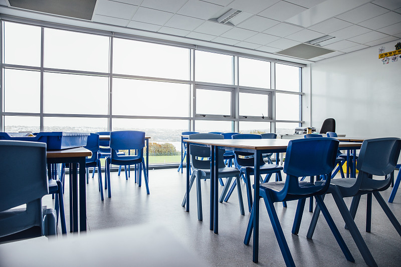 教室,空的,椅子靠背,整洁的房间,高中学校建筑,空的桌子,高中,无人,极简构图,学校