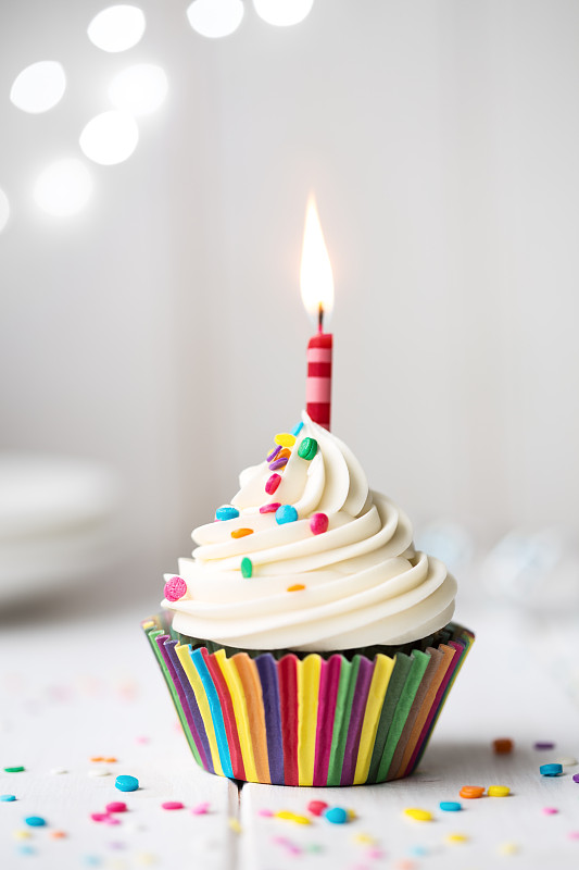 纸杯蛋糕,生日,蜡烛,生日蜡烛,蛋糕蜜饯,奶油淇淋,生日蛋糕,垂直画幅,蛋糕,烘焙