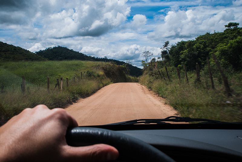 米纳斯吉拉斯州,乡村路,巴西,球队回家,从在汽车上的角度拍摄,货车司机,家用车,挡风玻璃,方向盘,土路