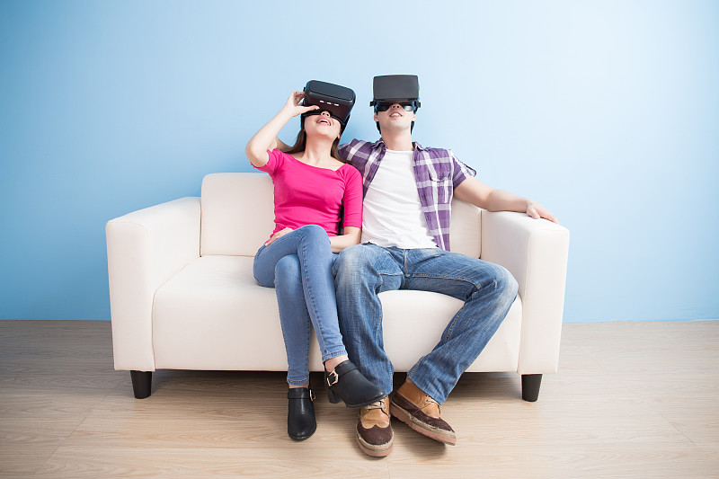网络空间,青年伴侣,游戏,电影放映,虚拟现实模拟器,计算机游戏,3d眼镜,玩家,耳麦,女朋友