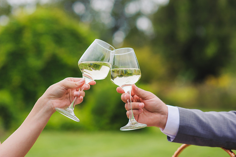 葡萄酒,双亲家庭,葡萄园,葡萄酒杯,婚礼,草坪,夏天,套装,饮料,男性