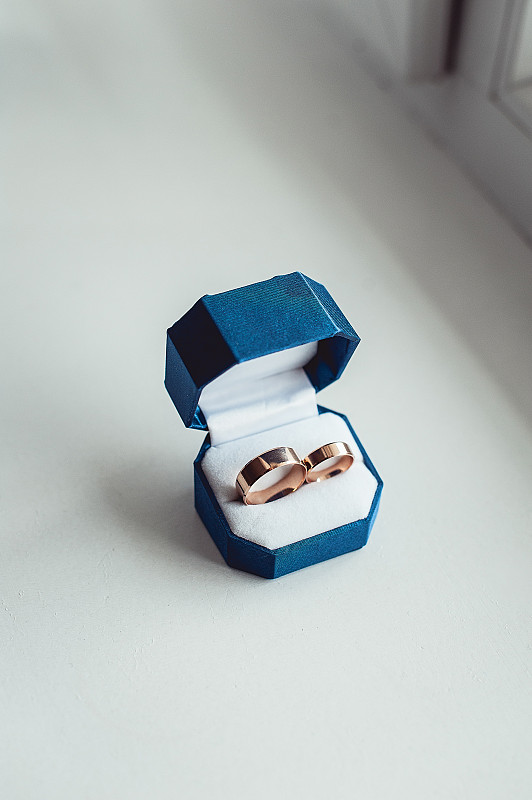 窗台,白色,盒子,两个物体,蓝色,结婚戒指,首饰盒,豪华手表,结婚庆典,典礼