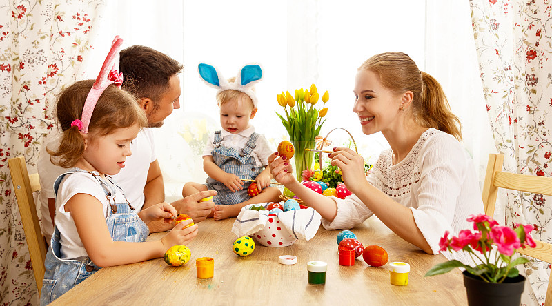 复活节,母亲,儿童,鸡蛋,涂料,家庭,父亲,幸福,兔子装,两个孩子的家庭
