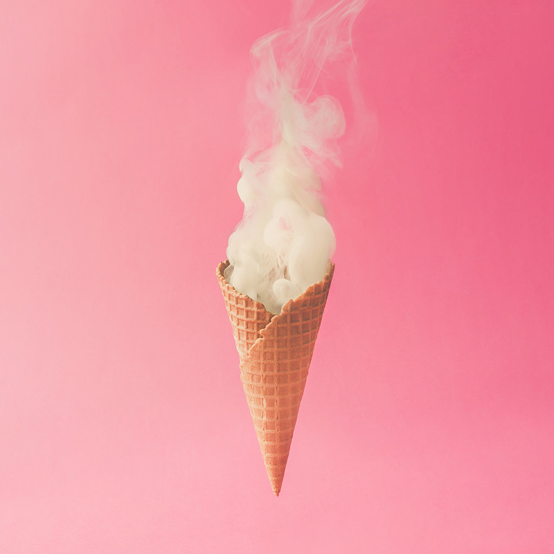 极简构图,夏天,白色,彩色蜡笔,冰淇淋蛋卷,概念,粉色背景,平铺,烟,冰淇淋