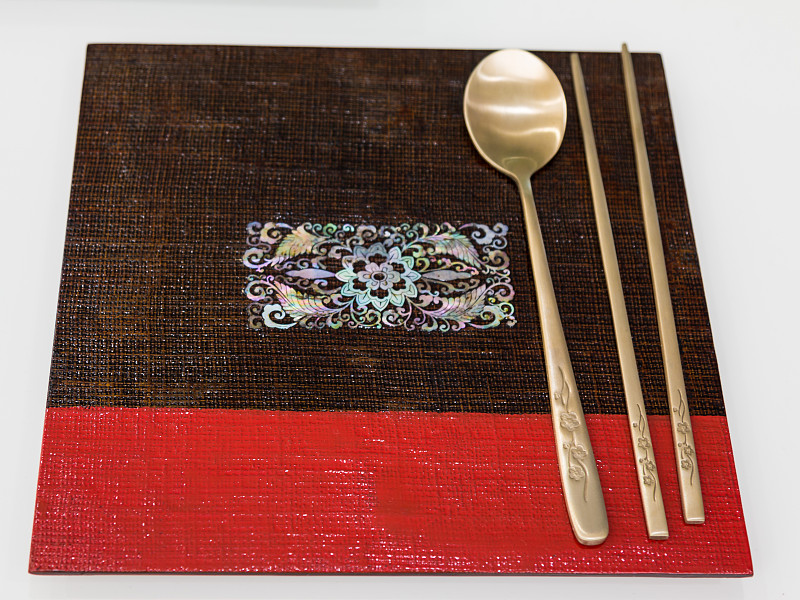汤匙,筷子,餐具,镶嵌图案,桌布,银餐具,雕刻术,排骨,褐色,意大利