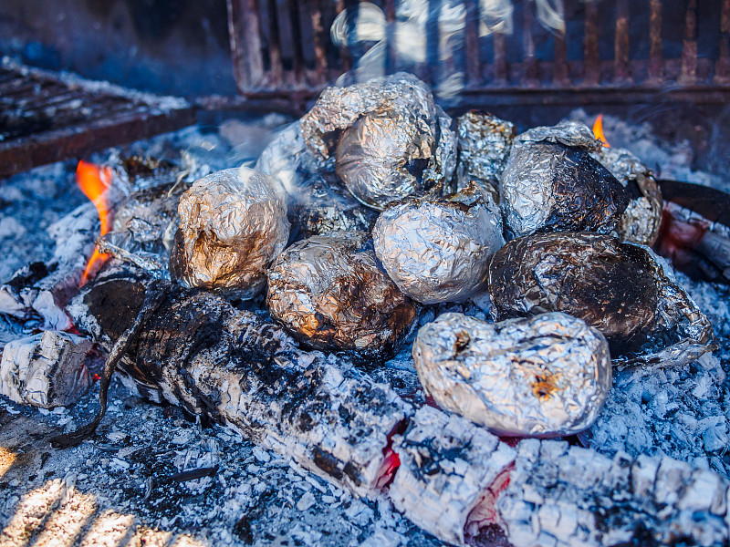 烤肉架,铝箔,马铃薯,有包装的,烧毁的,铝的,铝,营火,篝火,地中海美食