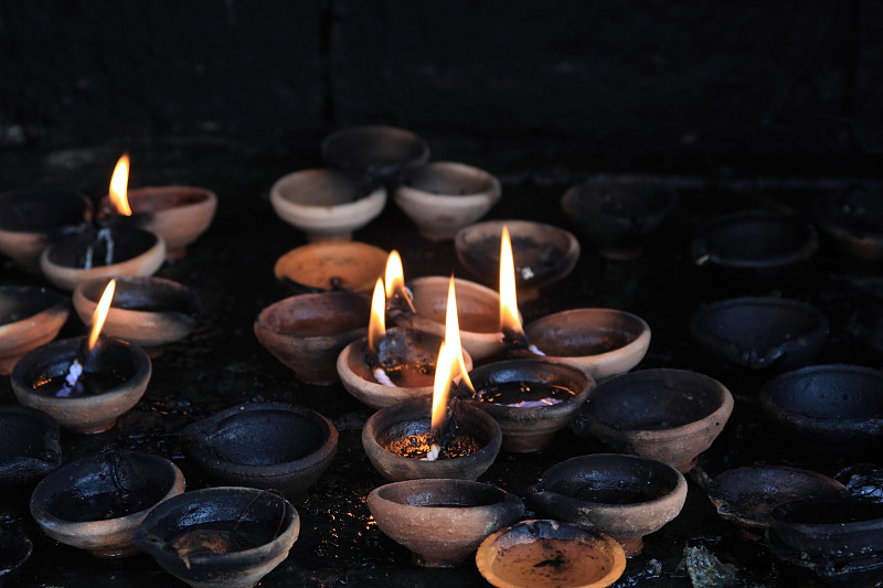 蜡烛,佛教,暗色,斯里兰卡,水平画幅,无人,古老的,典礼,石油,寺庙