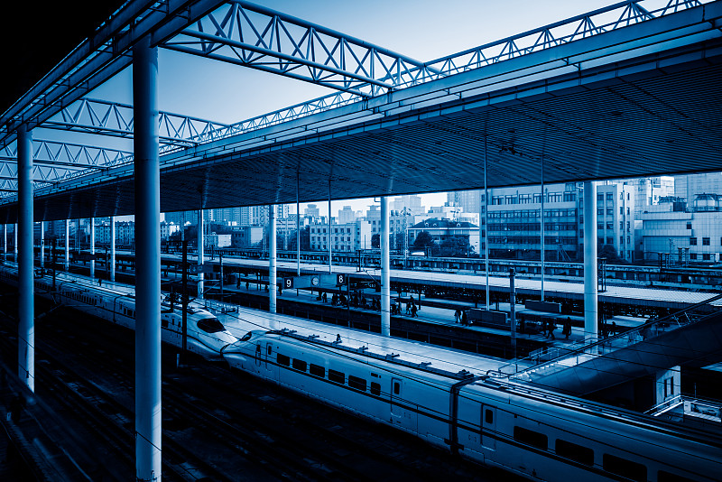 车站月台,运动模糊,火车,都市风景,火车站站台,火车站,水平画幅,无人,陆用车,铁轨轨道