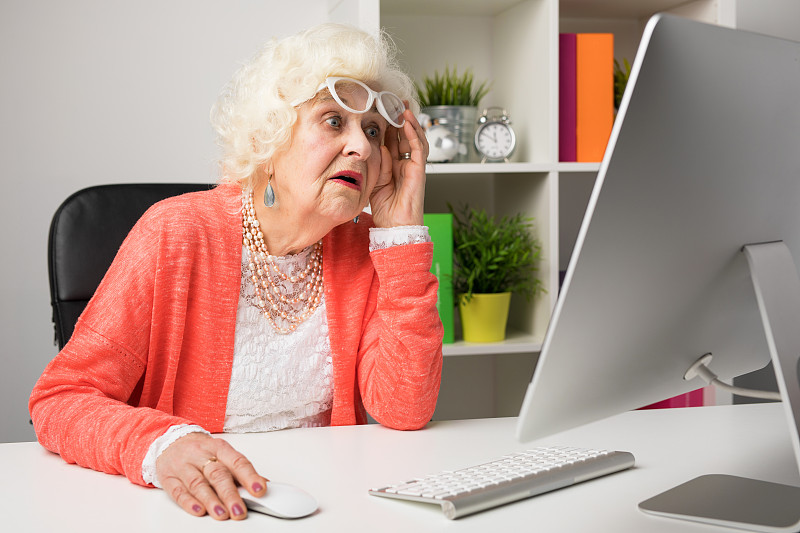祖母,使用电脑,惊奇,办公室,看,老年女人,幽默,计算机,老年人,古老的