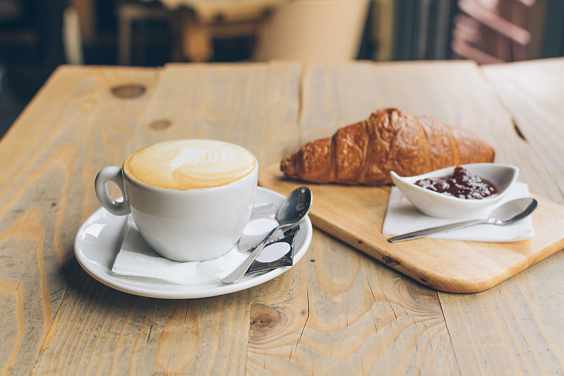 早餐,卡布奇诺咖啡,拿铁咖啡,牛角面包,露天咖啡馆,咖啡馆,咖啡店,咖啡,杯,酒吧