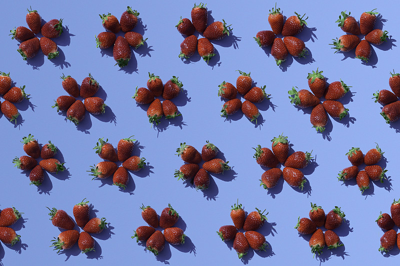 草莓,蓝色背景,浆果,食品,色彩鲜艳,式样,明亮,大量物体,红色,乐趣