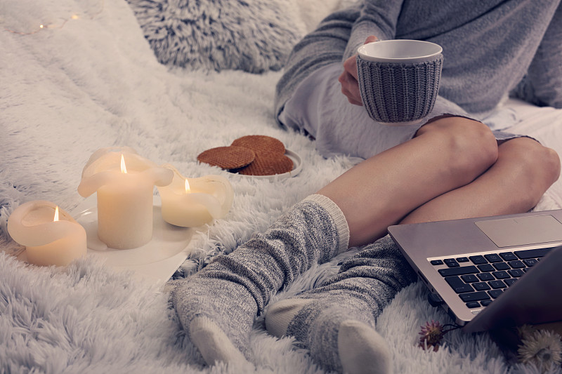 蜡烛,袜子,热,毯子,柔和,住宅内部,舒服,使用手提电脑,女人,生活方式