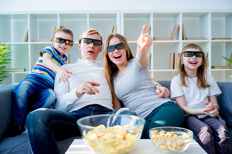 家庭,3D电影,电视秀,立体图像,3D眼镜,两个孩子的家庭,四个人,双亲家庭,休闲活动,观看