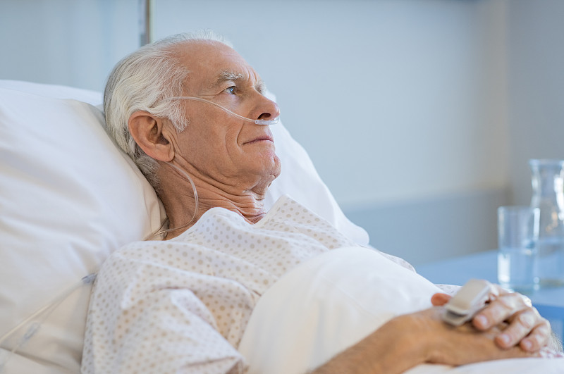 老年男人,氧气,加护病房,手术服,脉搏血氧计,70到90岁,床,病人
