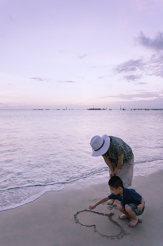 海滩,心型,母子,象征主义,阔边遮阳帽,印度尼西亚,巴厘岛,垂直画幅,留白,学龄前