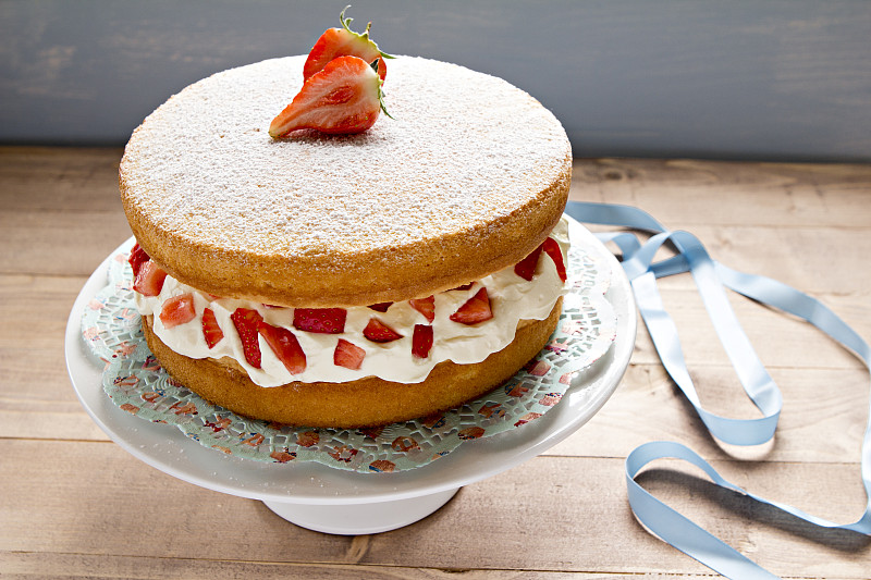 海绵蛋糕,草莓,奶油,草莓油酥脆饼,蛋糕台,糖粉,多层蛋糕,夹心蛋糕,蛋糕切片,奶泡