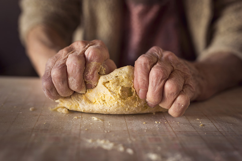 小麦面团,祖母,仅一个老年女人,厨房,皱纹,面粉,配方,谷类,衰老过程,小麦
