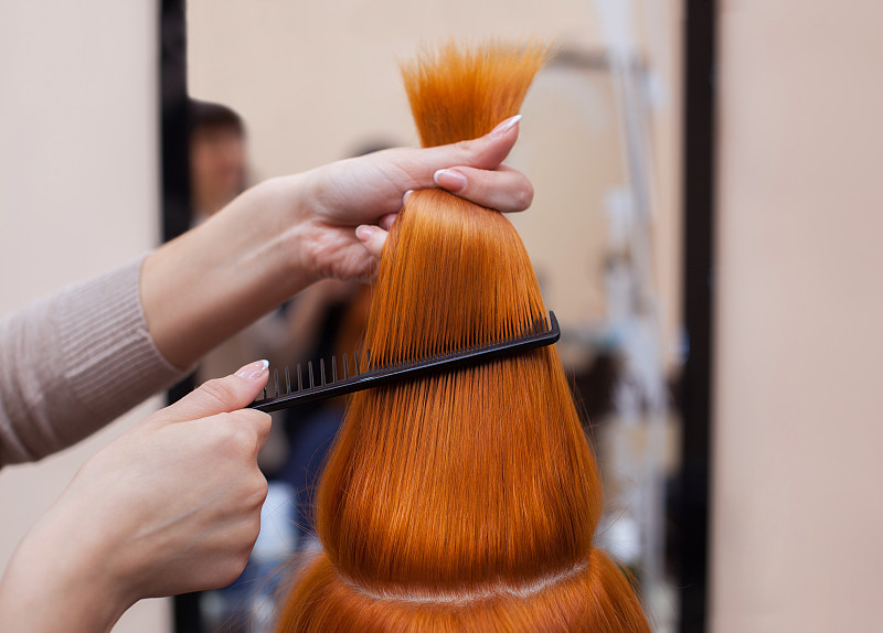 发型屋,顾客,长的,染红的头发,梳子,剪头发,理发剪刀,发胶,时尚造型师,香波