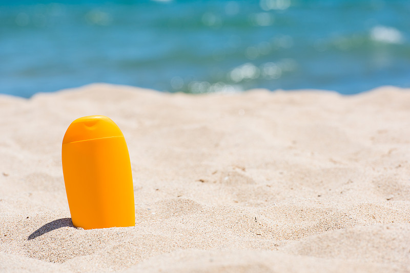 海滩,瓶子,防晒霜,个人随身用品,水,留白,休闲活动,水平画幅,沙子,无人