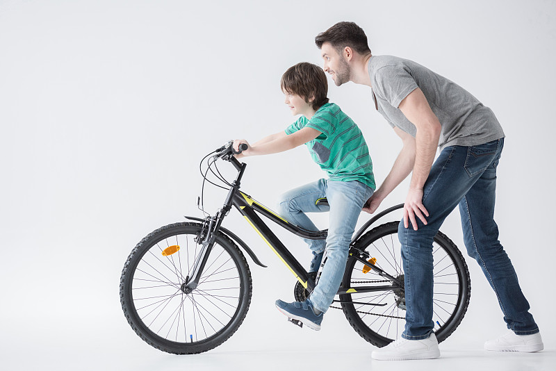 自行车,父亲,儿子,山地车,单亲父亲,骑自行车,侧面视角,青春期前儿童,单亲家庭,休闲装