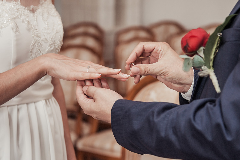 婚礼,结婚戒指,结婚庆典,新婚夫妇,婚姻,戒指,订婚戒指,新郎,中老年伴侣,水平画幅