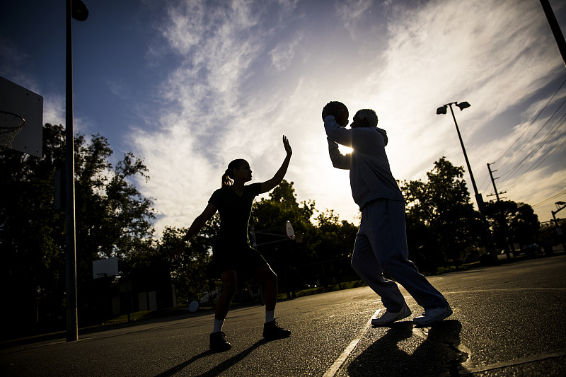 篮球运动,父女,篮球比赛,编制竹篮,篮球运动员,教练,单亲父亲,灰发,球,领导能力