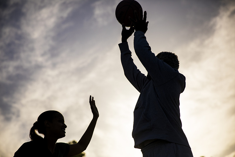 篮球运动,父女,篮球比赛,编制竹篮,篮球运动员,教练,单亲父亲,灰发,球,领导能力