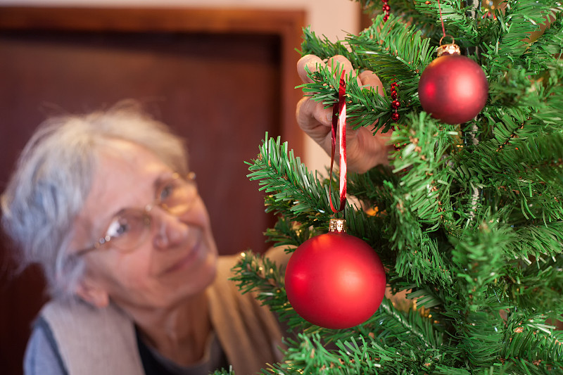 老年女人,圣诞树,装饰圣诞树,仅一个老年女人,十二月,传统,枝,老年人,古老的,球
