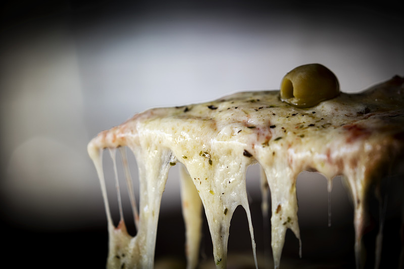 比萨饼,莫扎瑞拉奶酪,披萨贩卖车,水牛莫扎瑞拉奶酪,番茄干,塞拉诺火腿,牛至,乌榄,披萨店,融化