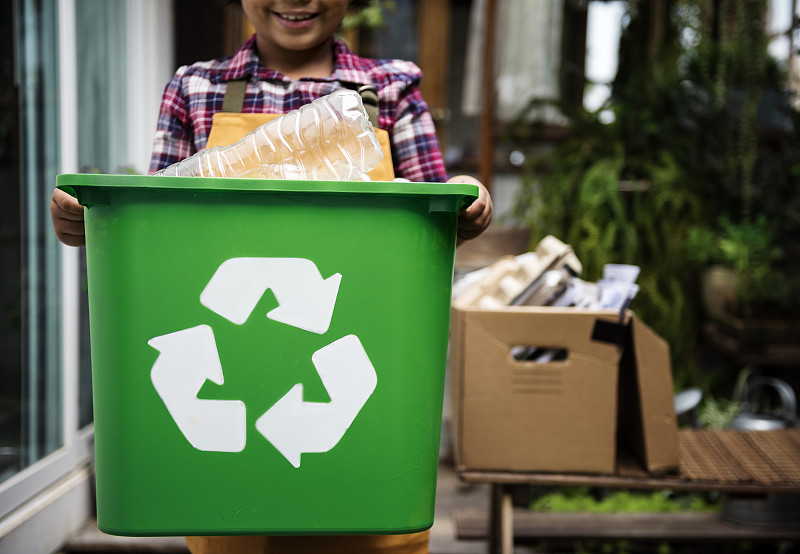 循环利用,塑胶,儿童,拿着,瓶子,盒子,黑色人种,回收桶,可持续生活方式,环保人士