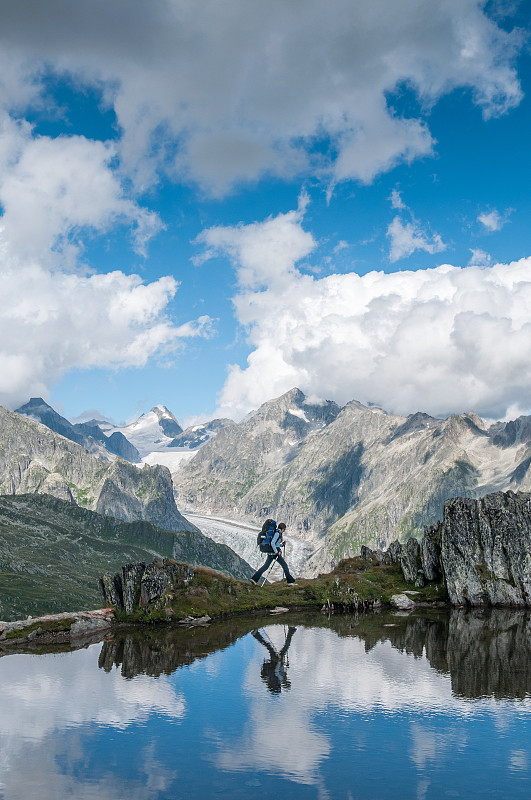 徒步旅行,瓦莱斯州,阿莱奇冰川,倒影湖,阿尔卑斯山脉,瑞士阿尔卑斯山,瑞士,背包族,山脉,反射