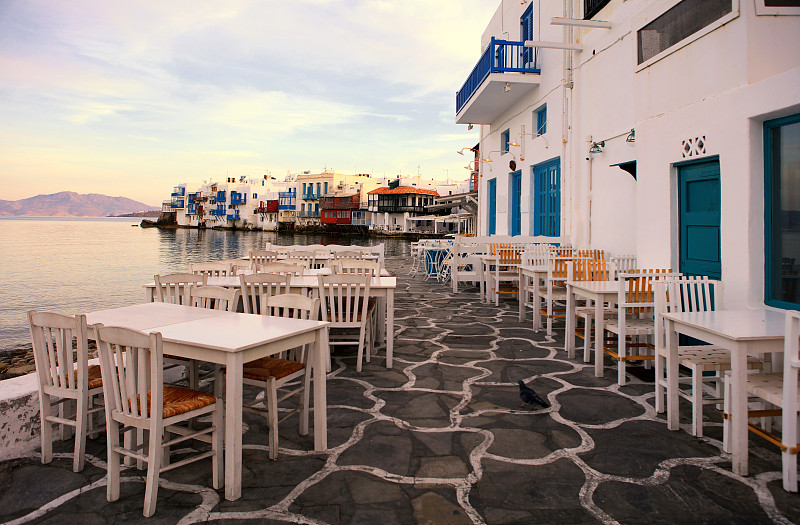 米克诺斯岛,希腊,滨水,桌子,岛,麦克诺斯港口,露天咖啡馆,麦克诺斯镇,两个座位的桌子,泥墙画