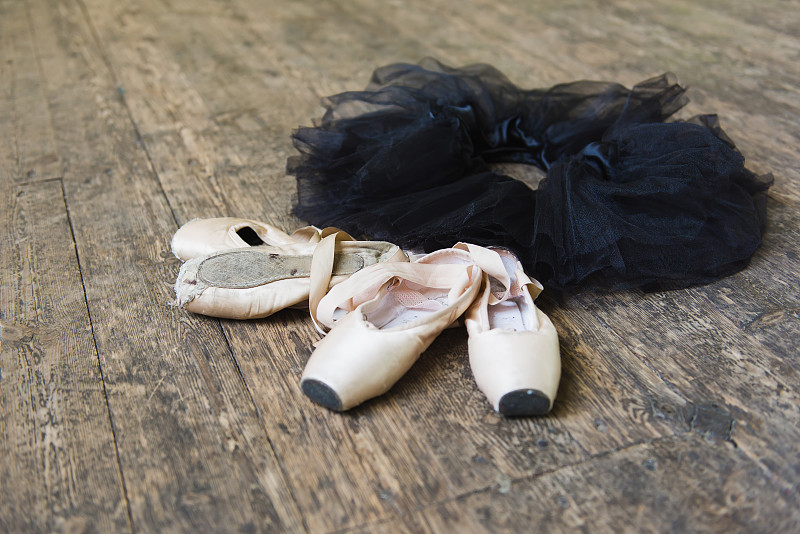 芭蕾舞鞋,芭蕾短裙,鞋子,背景,木制,薄绸,芭蕾舞,怀旧风格,镶花地板,新的,摄影素材,汇图网www.huitu.com
