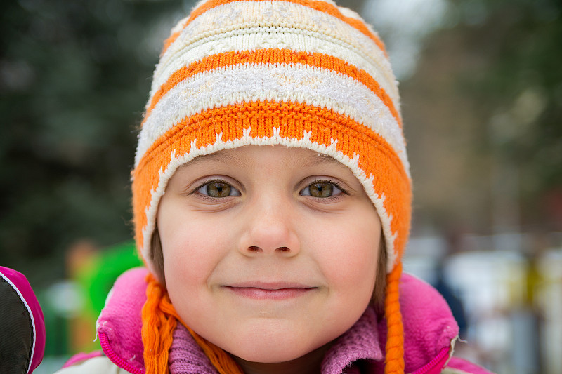 注视镜头,冬天,女孩,4岁到5岁,羊毛帽,正面视角,学龄前,雪,明亮,白色