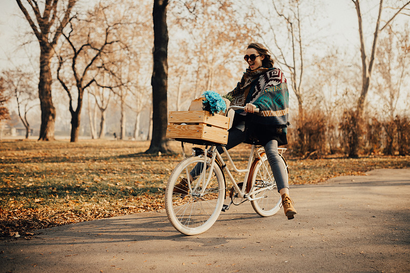 骑自行车,花卉商,派克大街,自行车篮子,仅青少年,腿,秋天,女性特质,自行车,花束
