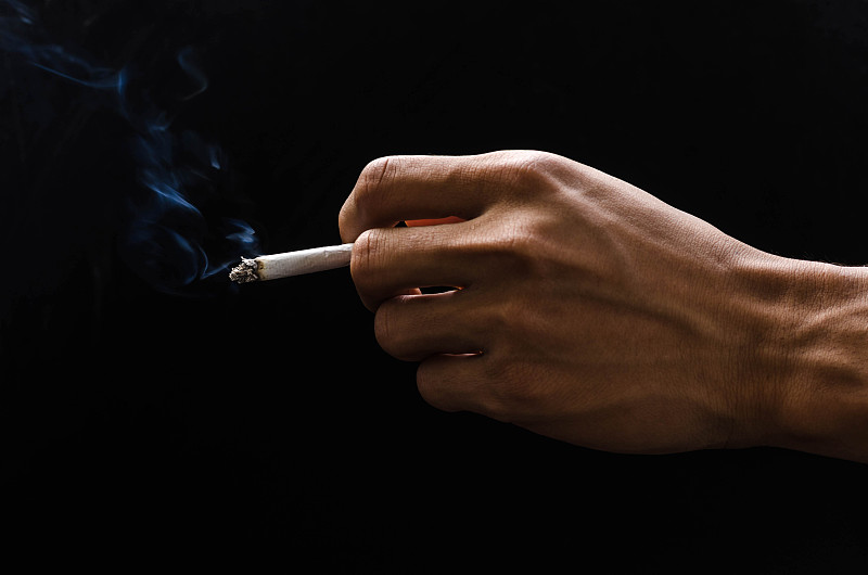 香烟,手牵手,干冰,黑色背景,吸烟问题,焦油,尼古丁,烟熏食品,水平画幅,符号