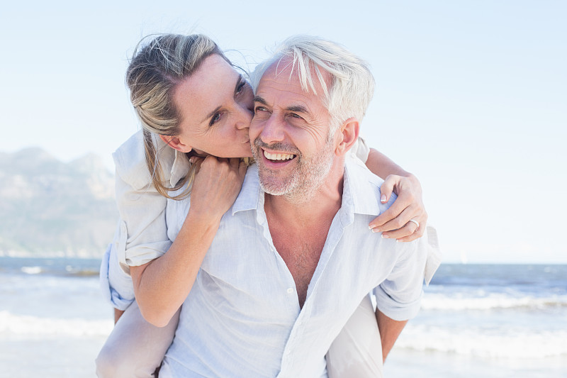 妻子,海滩,男人,中老年伴侣,脸颊,40到49岁,结婚戒指,50到59岁,乐趣,深情的