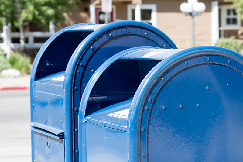 邮局,邮筒,两个物体,蓝色,公共信箱,美国小镇,槽（冰球场）,信函,水平画幅,无人