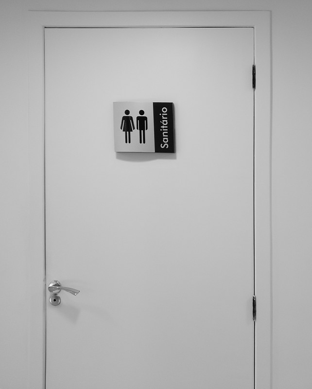 门,标志,男女通用,公共厕所,洗手间标志,浴室,方向标,垂直画幅,青少年,男性