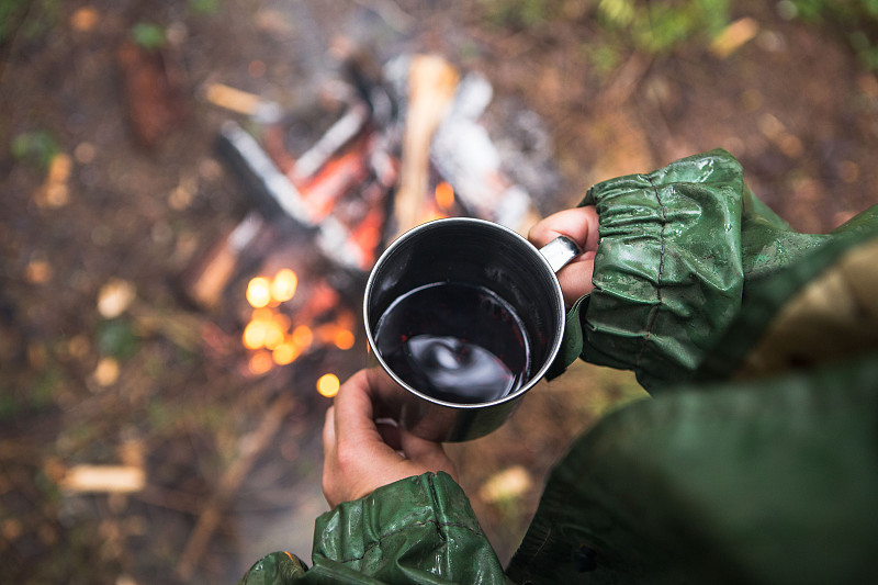 茶杯,大篝火,芬兰,营火,雨,树林,水平画幅,旅行者,夏天,露营