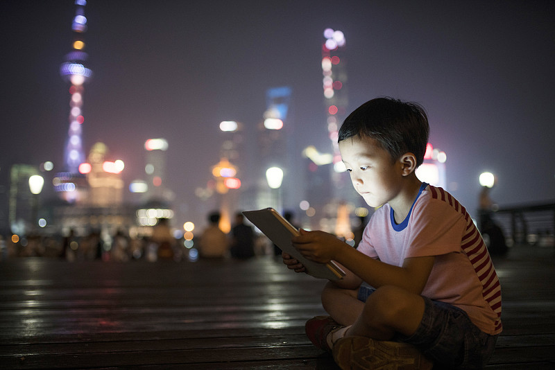 男孩,平板电脑,外滩,液晶显示,上海,原生数字,电子阅读器,仅一名男孩,黑发,路灯