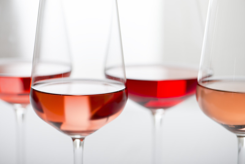 淡红葡萄酒,组物体,葡萄酒杯,馨芳葡萄,设拉子葡萄,亮色调,葡萄酒,玫瑰色的,水平画幅,无人