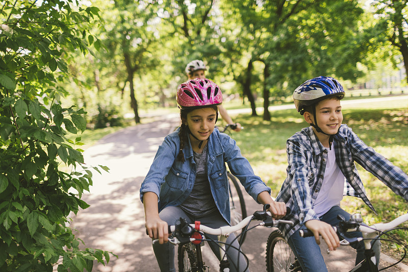 骑自行车,家庭,自行车道,自行车头盔,10岁到11岁,自行车,通勤者,休闲活动,健康,男性